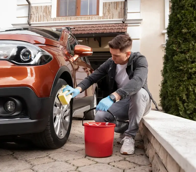 Lavage auto à domicile Fox-Amphoux : professionnel intervenant sur un véhicule